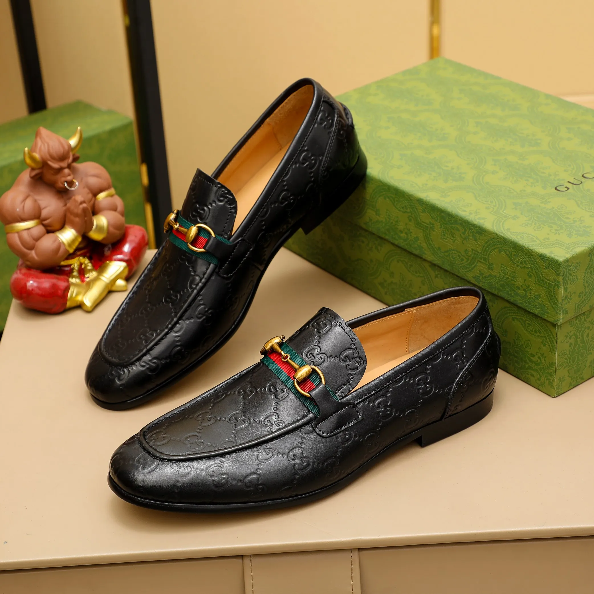 p480 GUCCI 2021 men’s latest casual leather shoes👞! Available at counters simultaneously! A one-to-one replica of the original. All imported top layer calfskin. The interior is made of top-grade cowhide, and the original factory-supplied rubber outsole is used. Leading new fashion concepts. Black, brown, matching sizes: 38-45